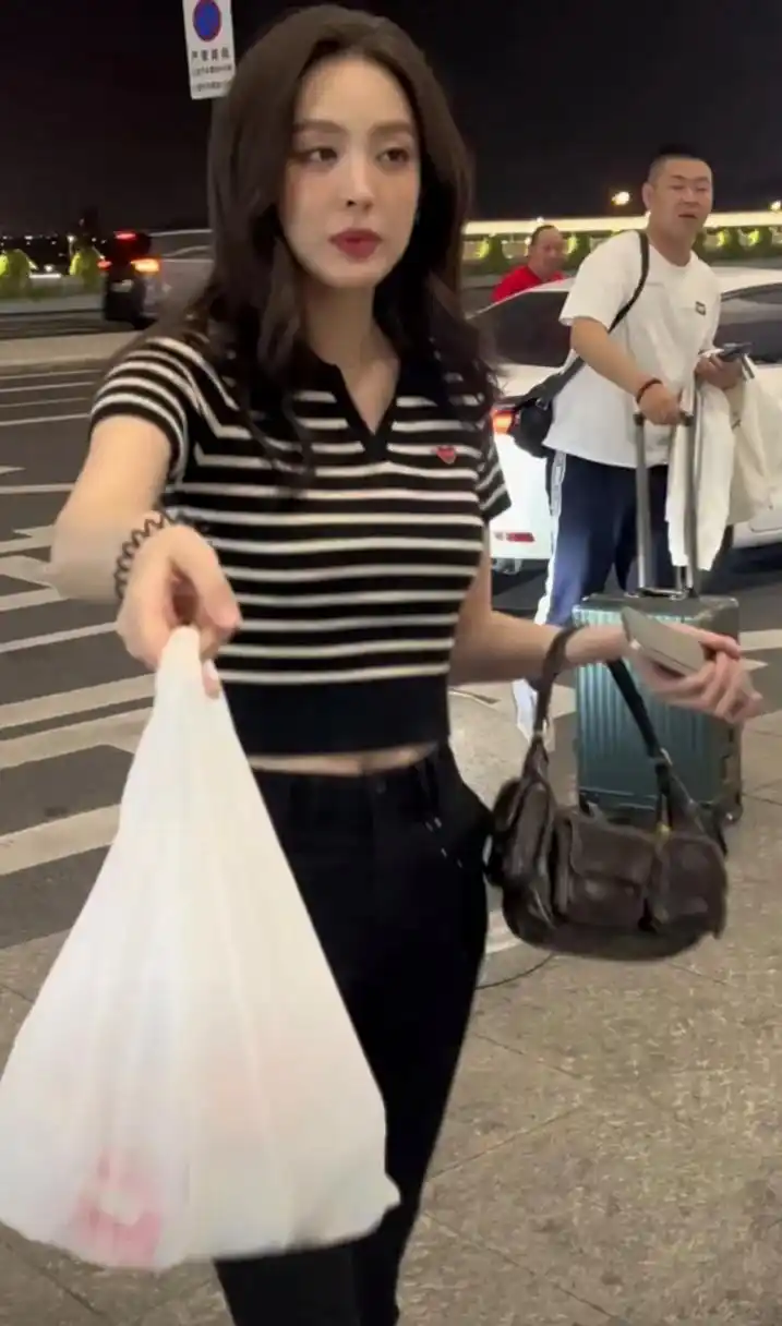 古力娜扎的素颜照也是那么美丽动人.