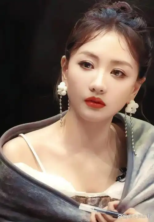 演员杨蓉说,2022 年,我和唐嫣被评为二级演员,然后很多人就开始质疑我