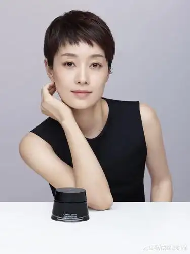 马伊琍获年度女演员大奖,超短发连体装上台领奖,气质出众太惊艳