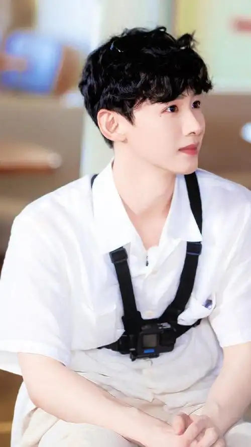 白敬亭* 可爱小卷毛!__财经头条