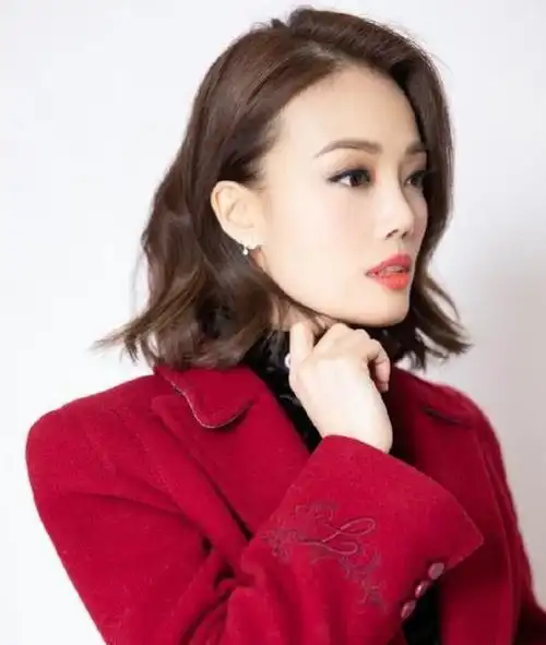 容祖儿越美越性感红色大衣穿出别样美烟雾鞋也超时尚