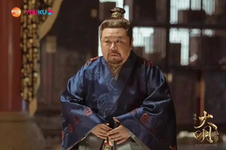 梁冠华饰演的  太子,无缝切换在战栗和慵懒两种极端的状态之间,将人物