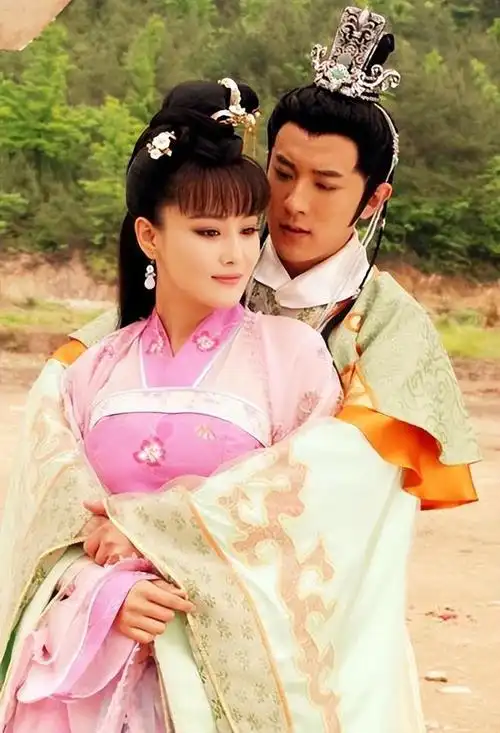 季肖冰饰演的伯邑考与关礼杰版相同,都是与妲己相互爱慕.