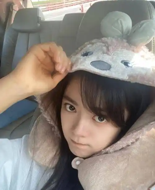 赵今麦晒原相机素颜照,怼脸自拍眼神灵动,18岁状态超能打_look_时尚