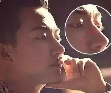 面容俊秀的黄轩收获了大批迷妹,但是黄轩的鼻子一直深陷整容的疑云,他