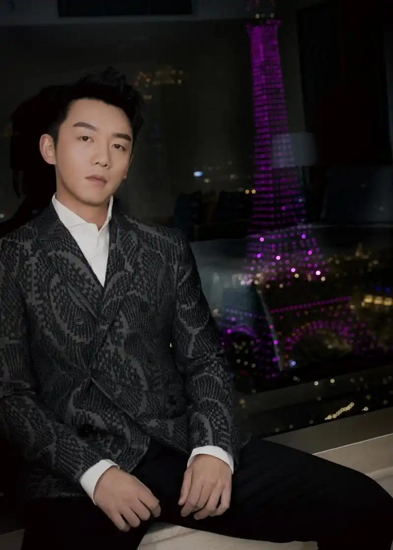 郑恺时尚大片曝光 灰色花纹西服帅气亮相