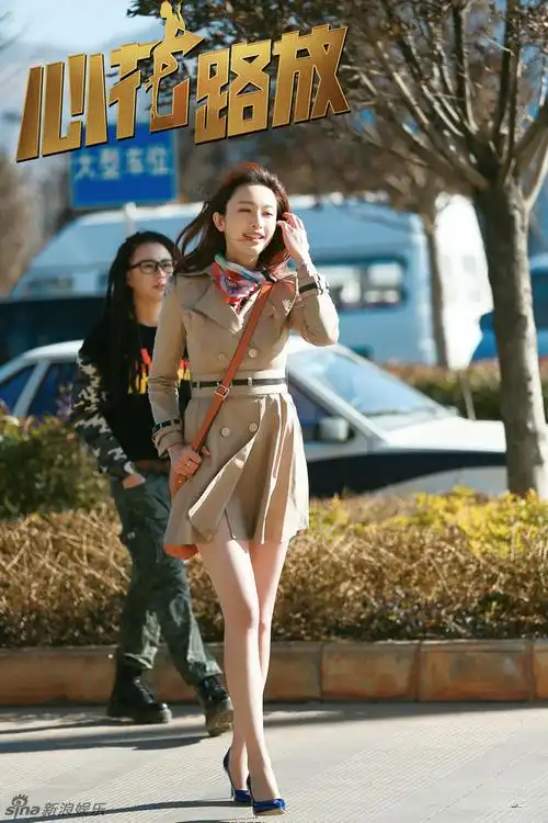 电影《心花路放》张俪坐在车上