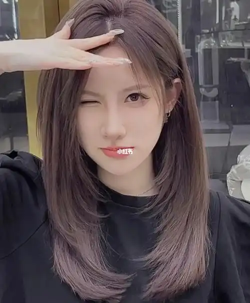 人就变得更好看更显气质了,直发发型吧一种齐肩式的锁骨直发发不是太