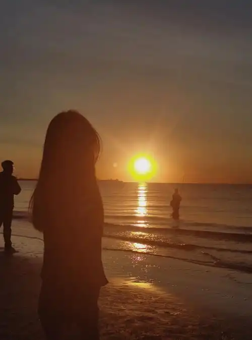 他带着国旗在海边挥舞#氛围感 #夕阳下的背影 #旅行vlog - 抖音