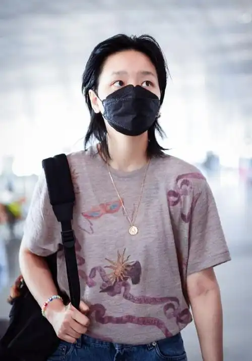 周笔畅脚踩黑色厚底鞋,还留着漂亮的短发,戴着黑色的帽子,整个人显得