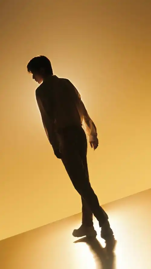 绝了  每一张都好适合当壁纸,完全拒绝不了暖色系蔡蔡    #蔡徐坤