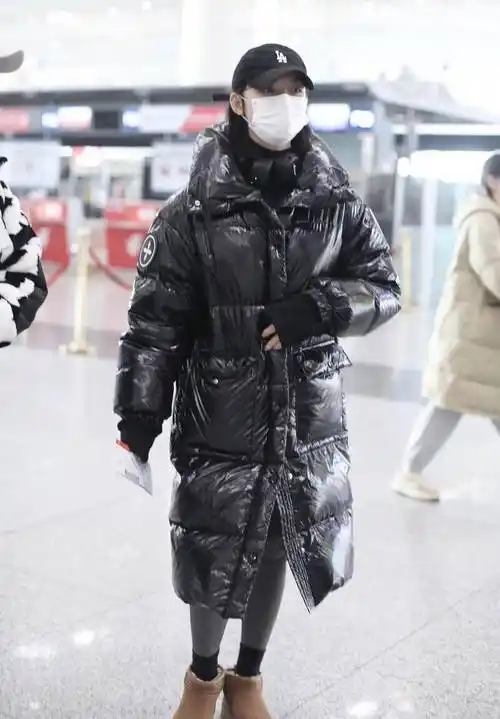 林允被拍北京机场街拍,身穿亮面黑色长款外套,尽显春天的模样_棒球帽