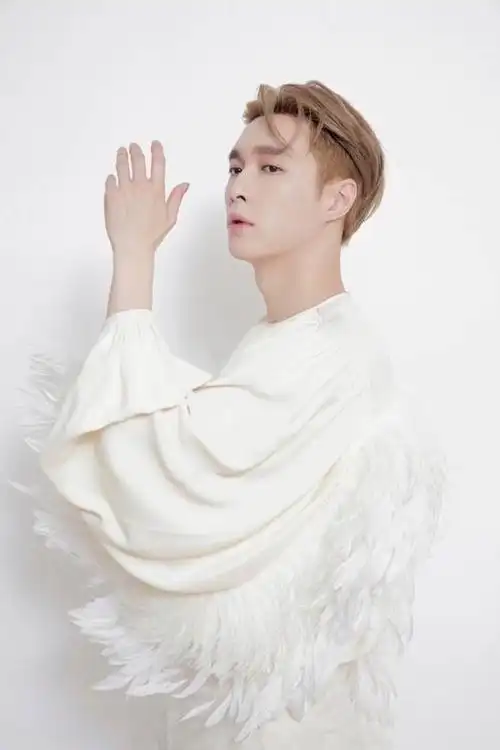 张艺兴最新写真大片白衣翩翩纤尘不染是天使兴哥呀