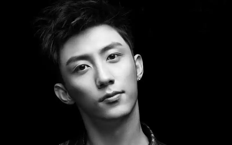 【黄景瑜】时尚芭莎侧拍