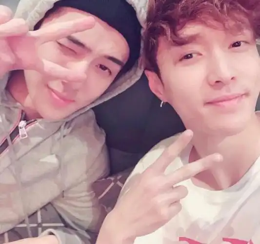 【组图】张艺兴晒与exo队友吴世勋合照自称长得老 被骂后又删除