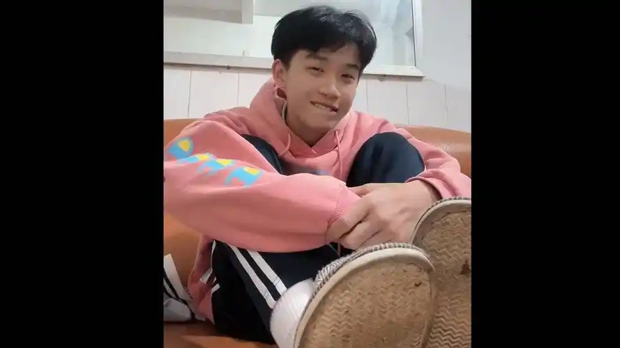 看脸进,帅哥,帅气,颜值,白袜男孩,抖音我是小学生5——2024-03-06 21