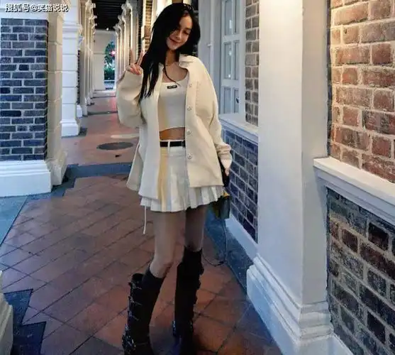 原创杨颖晒照庆贺节日怼脸自拍状态佳儿子小海绵身高快及妈妈肩膀