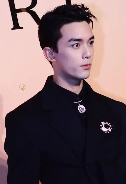 240124吴磊新照引发网上热议粉丝爱意满满称赞绝帅