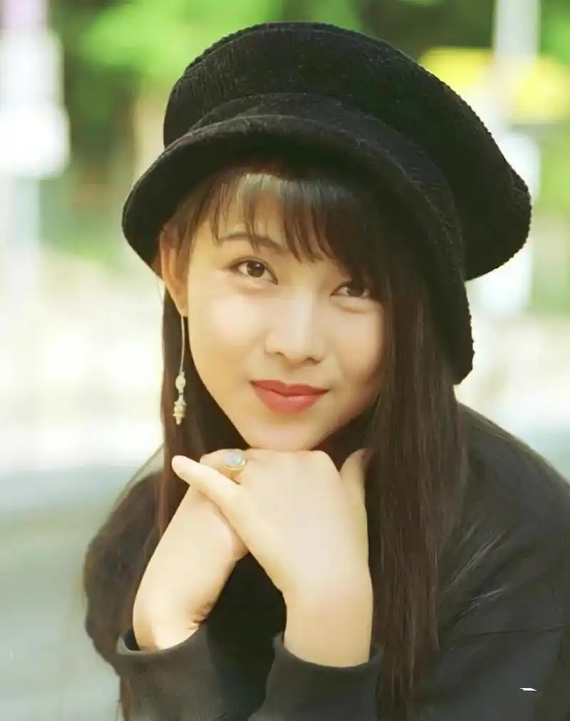 一些蔡少芬年轻时候的老照片,这个时候还是满脸的胶原蛋白,有点婴儿肥