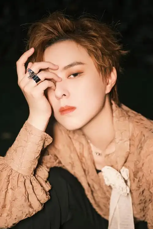 杨芸晴超话#sunnee2022个人巡演#廓形剪裁的豹纹风衣大气利落,丝质