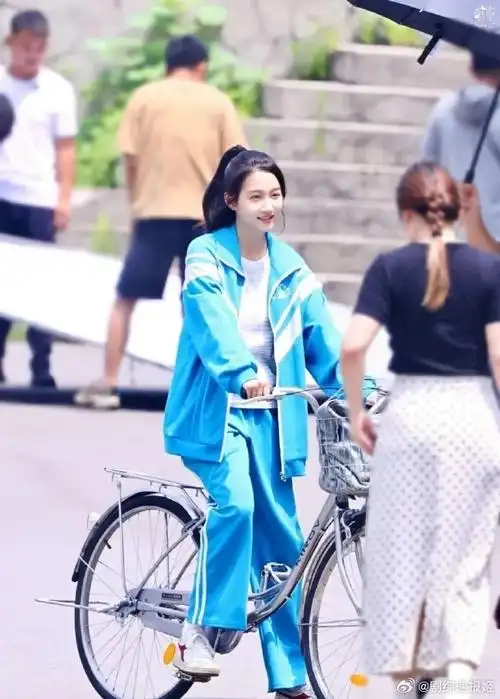 关晓彤校服造型好嫩啊,演高中生真的一点也没有违和感,这张娃娃脸少女