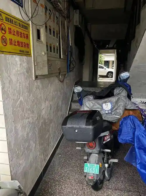 对违停违充车辆进行曝光并对违法车主进行处罚违规停放,充电专项检查