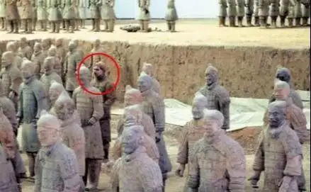 06年兵马俑坑里发现一活人原来是一场恶作剧