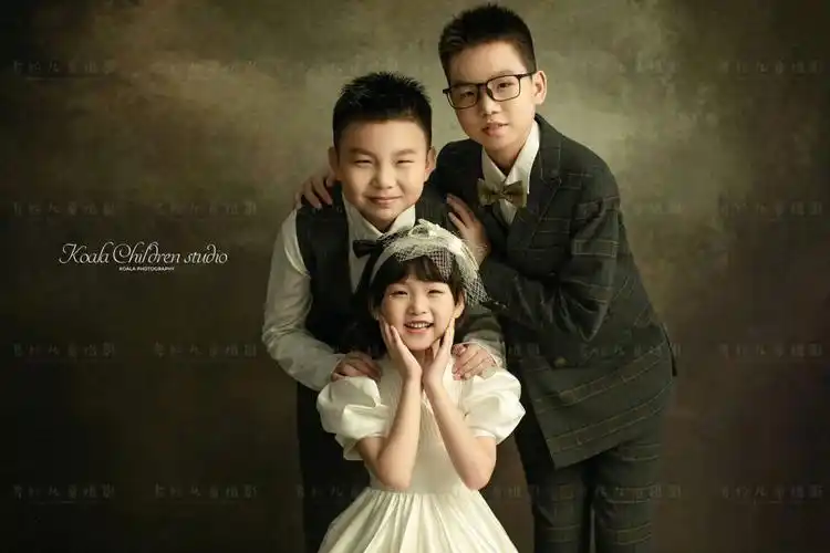 南昌兄妹照温柔细腻的油画风