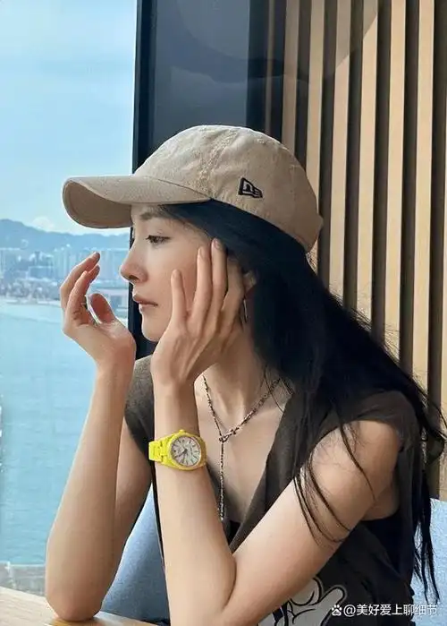 一组她的生活照片在网络上广为流传,展示了她随性的儒风穿搭以及与萌