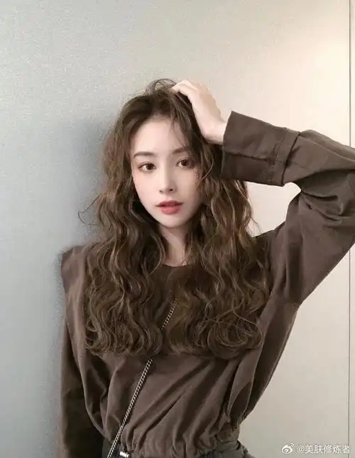 蓬松凌乱蛋卷气垫烫 秋冬必备发型