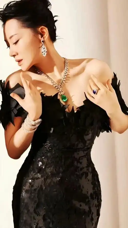 许晴,这位在中国影视界中独具一格的女演员,以其非凡的演技和迷人的