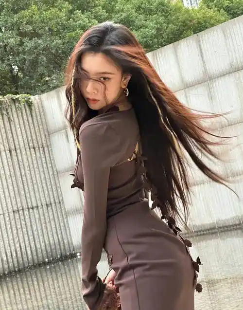 宋妍霏刺绣裙雪地靴造型,穿蝴蝶吊带裙秀好身材,甜辣十足_网络_受伤