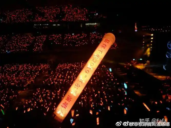 为什么tfboys的组合应援色是橙色个人应援色是蓝绿红呢