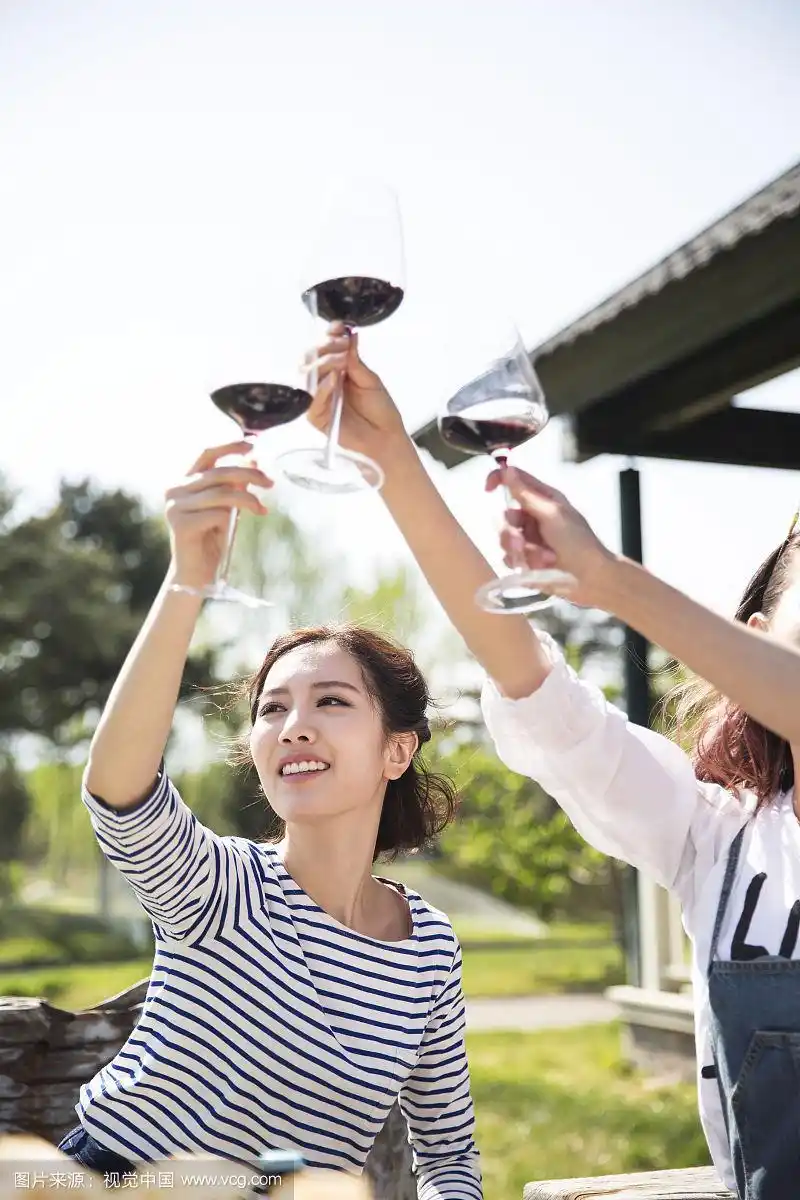年轻闺蜜举杯庆祝