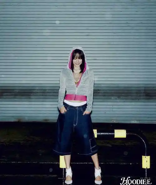 李孝利能否再次带起新流行,新曲概念照公开,感性街头造型引关注_新歌