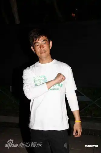 图文:香港艺人赈灾晚会-任贤齐