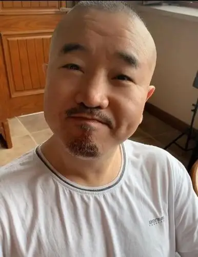 《乡爱》王小利久违露面,标志性光头没了?蓄起头发太令人意外