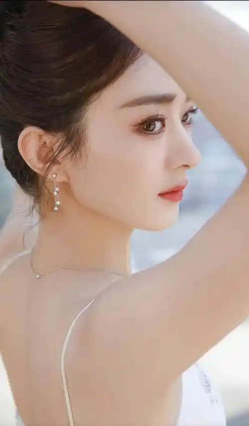 不过,赵丽颖在这组照片中以一种新的方式呈现了丸子头.