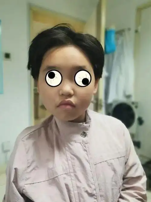 上网课2个月后 8岁"小学霸"脖子歪了 更严重的是转不了_璐璐