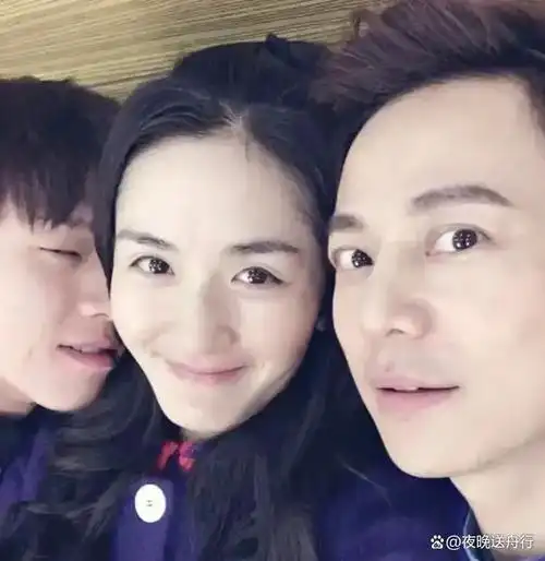 演唱会结束后,谢娜发布了与魏大勋的自拍照,并录制了vlo