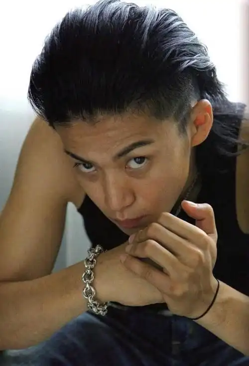 2007年热映的电影《热血高校》中,痞帅痞帅的小栗旬演绎出十分有个性