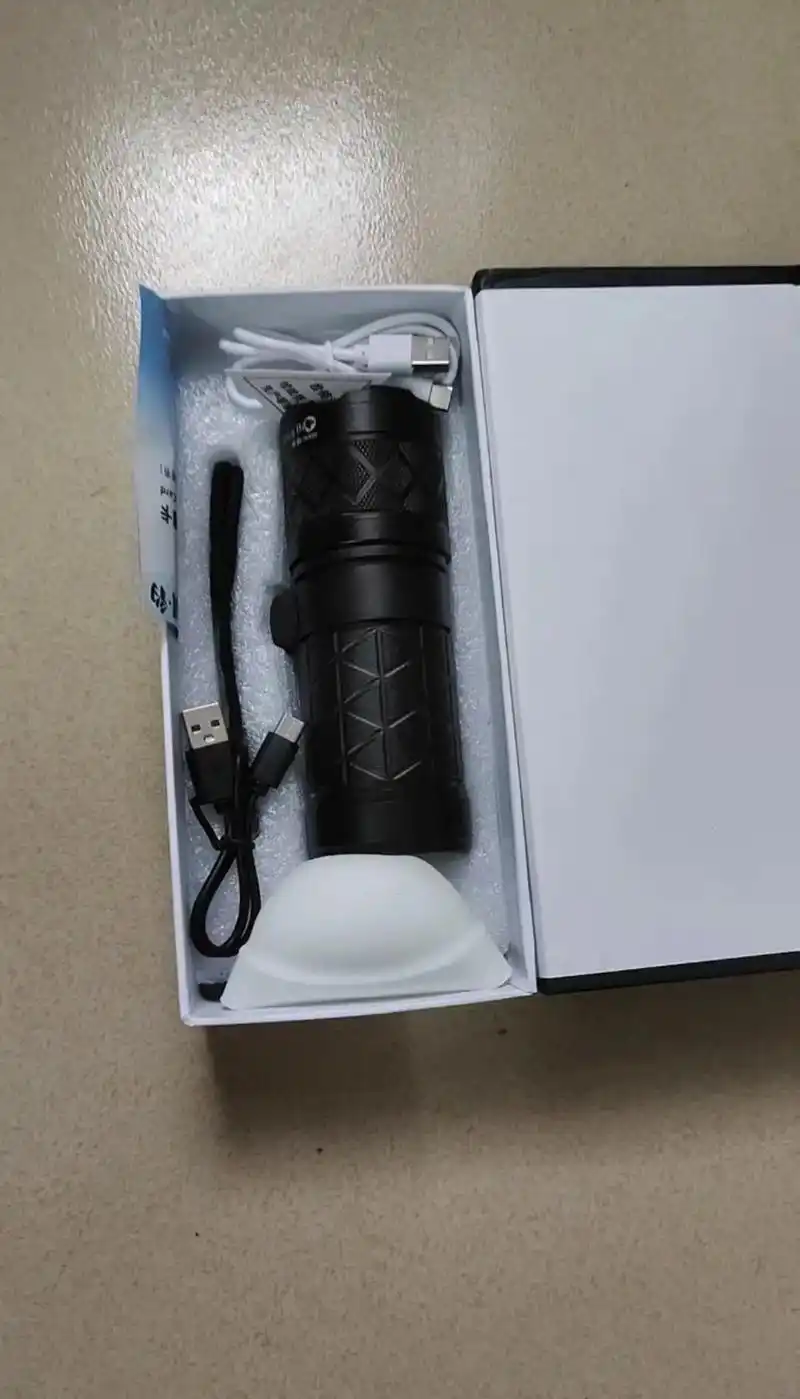 户外充电手电筒.#图文入口这款充电手电筒,灯的亮度很强,白激 - 抖音