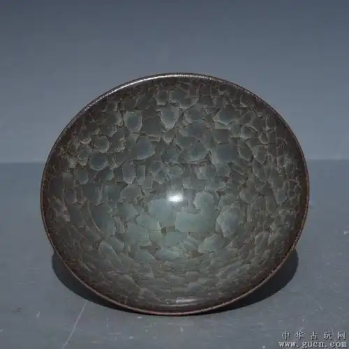 宋代官窑瓷冰裂纹斗立碗