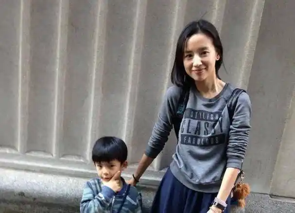 原创董洁儿子顶顶长大了五官精致眉清目秀不愧是最帅星二代