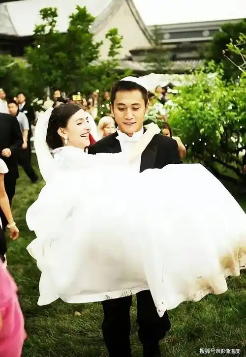 刘烨法国妻子近况:43岁很像50多岁大妈,大理逛市场,与老狼演出_安娜