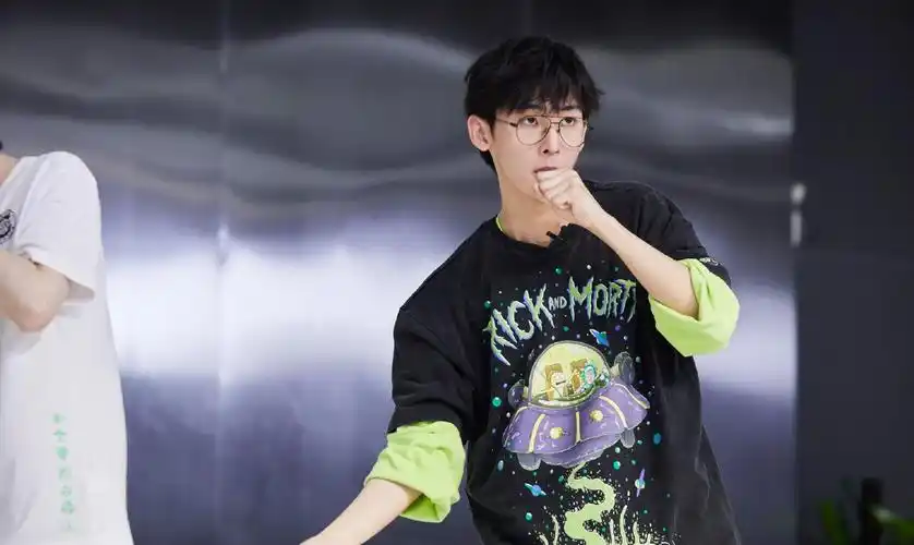 宝藏男孩!唐九洲因为字写得太好看上了热搜,是学霸,更是才子