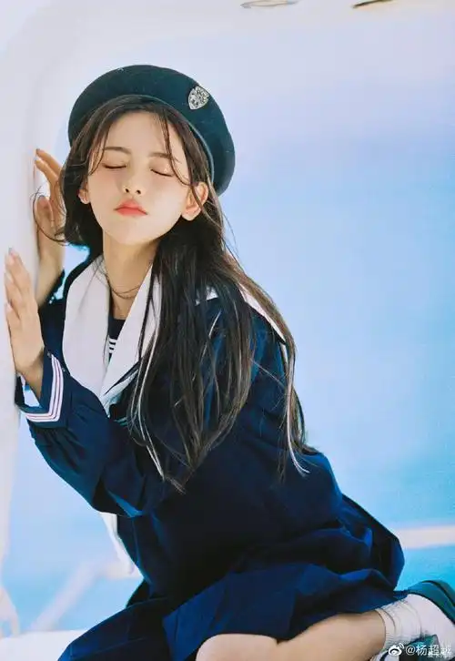 杨超越夏季水手服写真阳光甜美学生气十足
