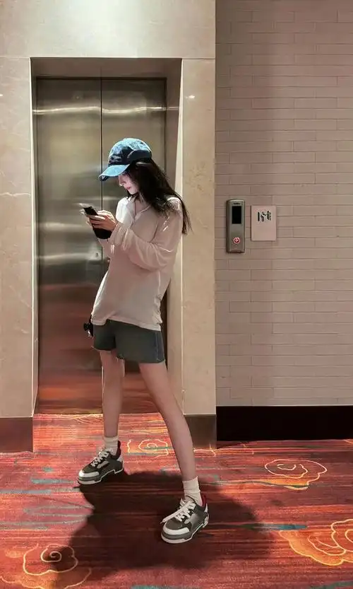 杨幂40度高温混搭出门,头戴针织帽脸裹口罩,看着都热到冒汗!