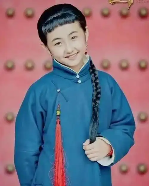 张子枫古装造型曝光淡妆下柳叶眉太抢镜小家碧玉梦回童年