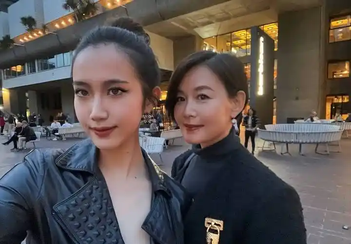 原创骆达华女儿分享近照穿着大胆又美又飒多才多艺目前在英国留学